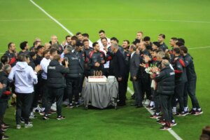 hakan calhanoglu 100 macinda kutlandi 9pqpc1Bf.jpg